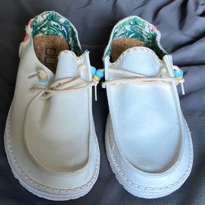 Hey Dude Size 8 Women’s Casual Summer Shoe White Lightweight